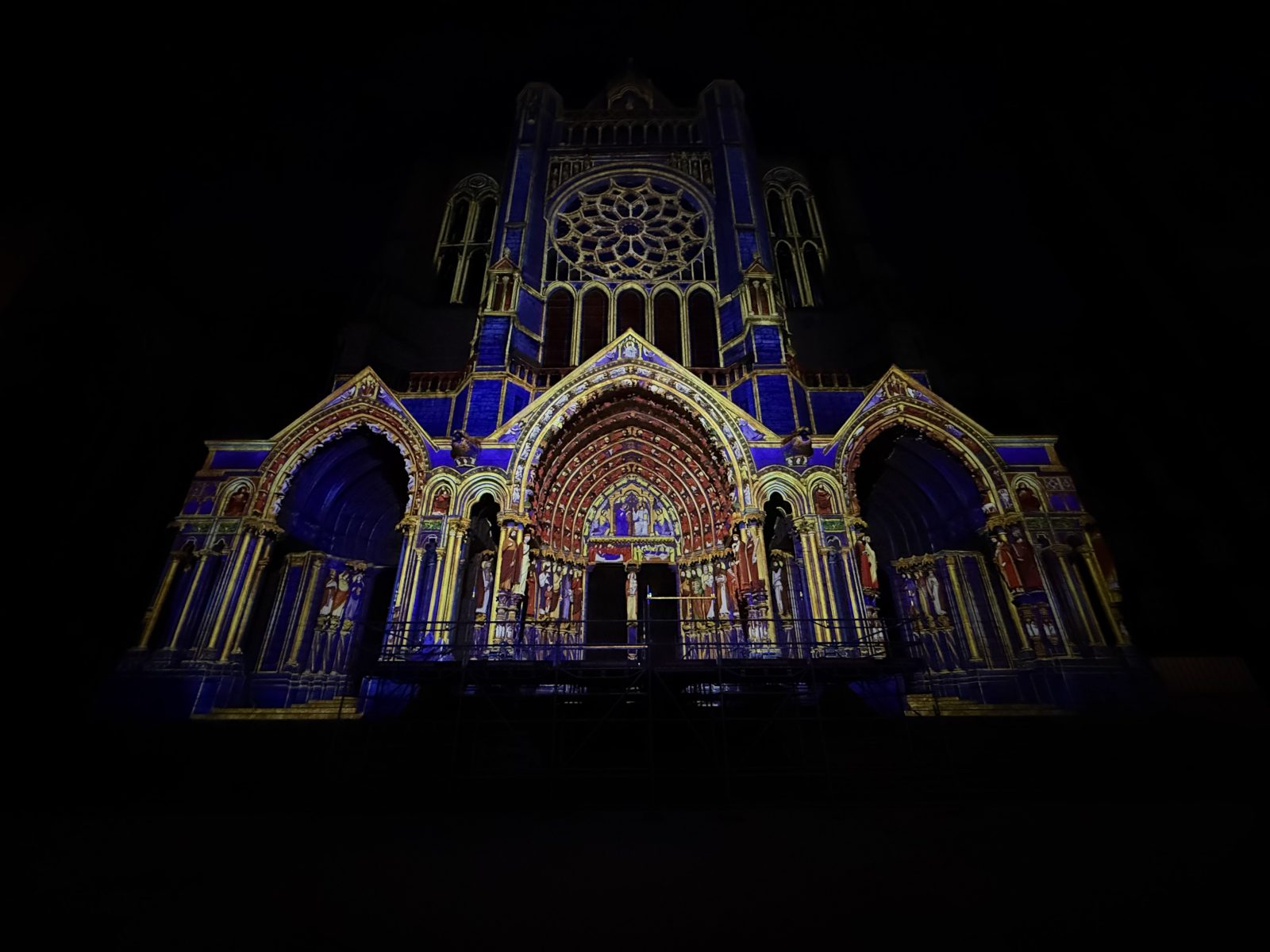 Cathédrale de Chartres illuminée de nuit
